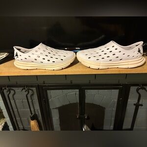 Kane Revive active recovery shoes 
White/Cream
Size 12 mens